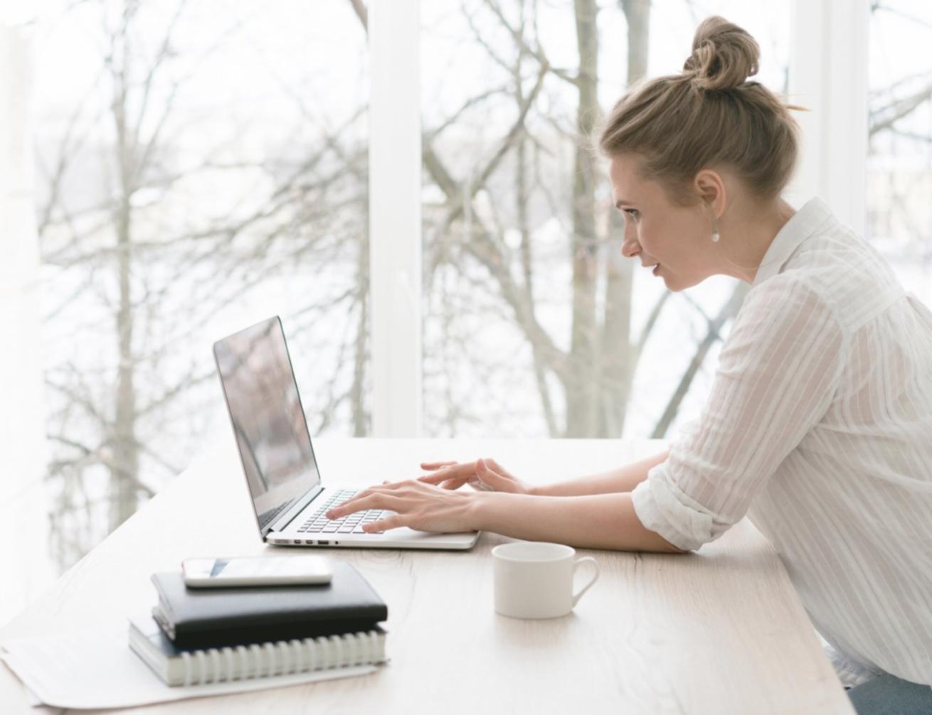 Moderne Fintech-Arbeitsplatz mit mehreren Bildschirmen