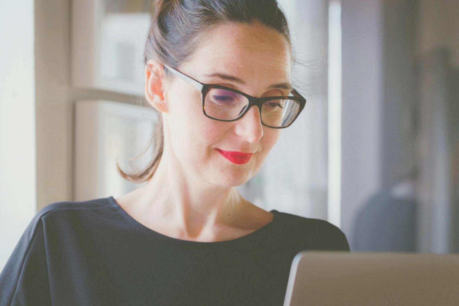 Moderne Fintech-Arbeitsplätze mit digitalen Tools